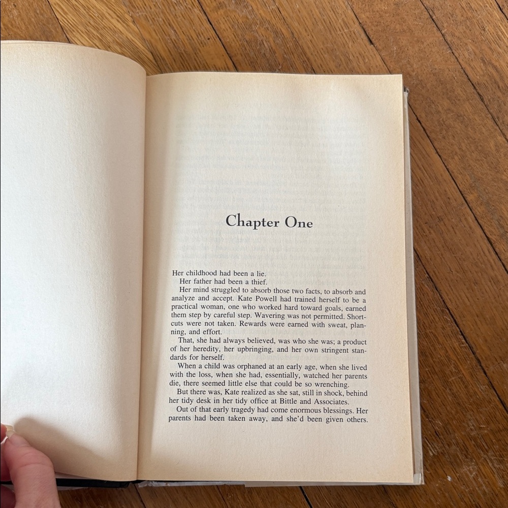 Nora Roberts - Holding the Dream hardcover - Picture 10 of 16